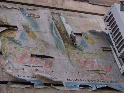 Piccoli tesori simili ai manifesti del Dopoguerra che scovammo qualche anno in via Niccolai, nel quartiere Libert�: fogli che nel frattempo non hanno resistito all'incuria, finendo per essere cancellati per sempre